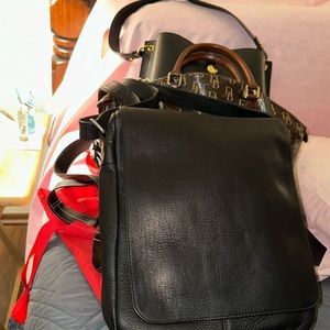 Le Donne black pebble leather messenger bag